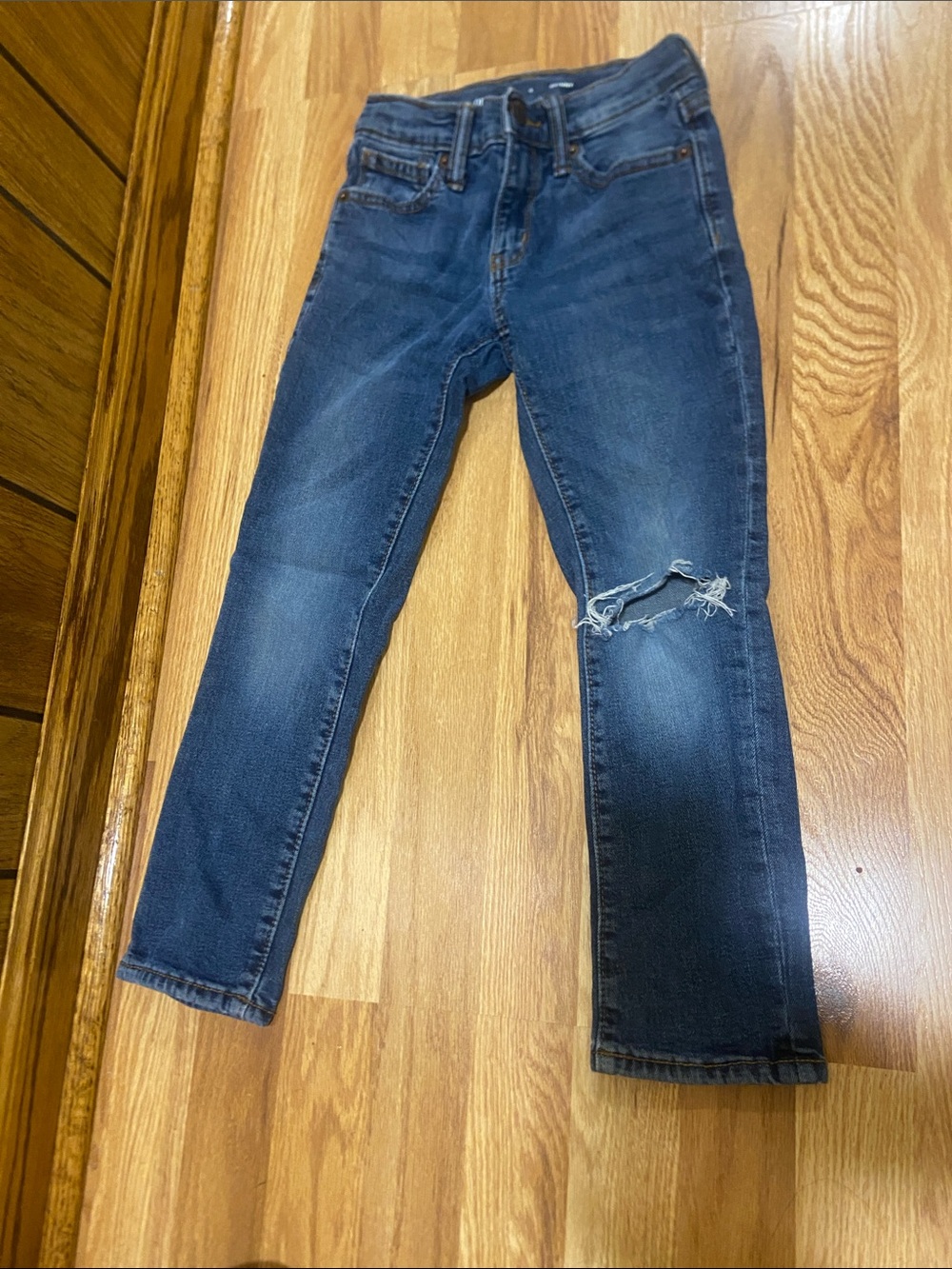 Old Navy Men's Skinny Jeans in Dark Blue with Knee Rip